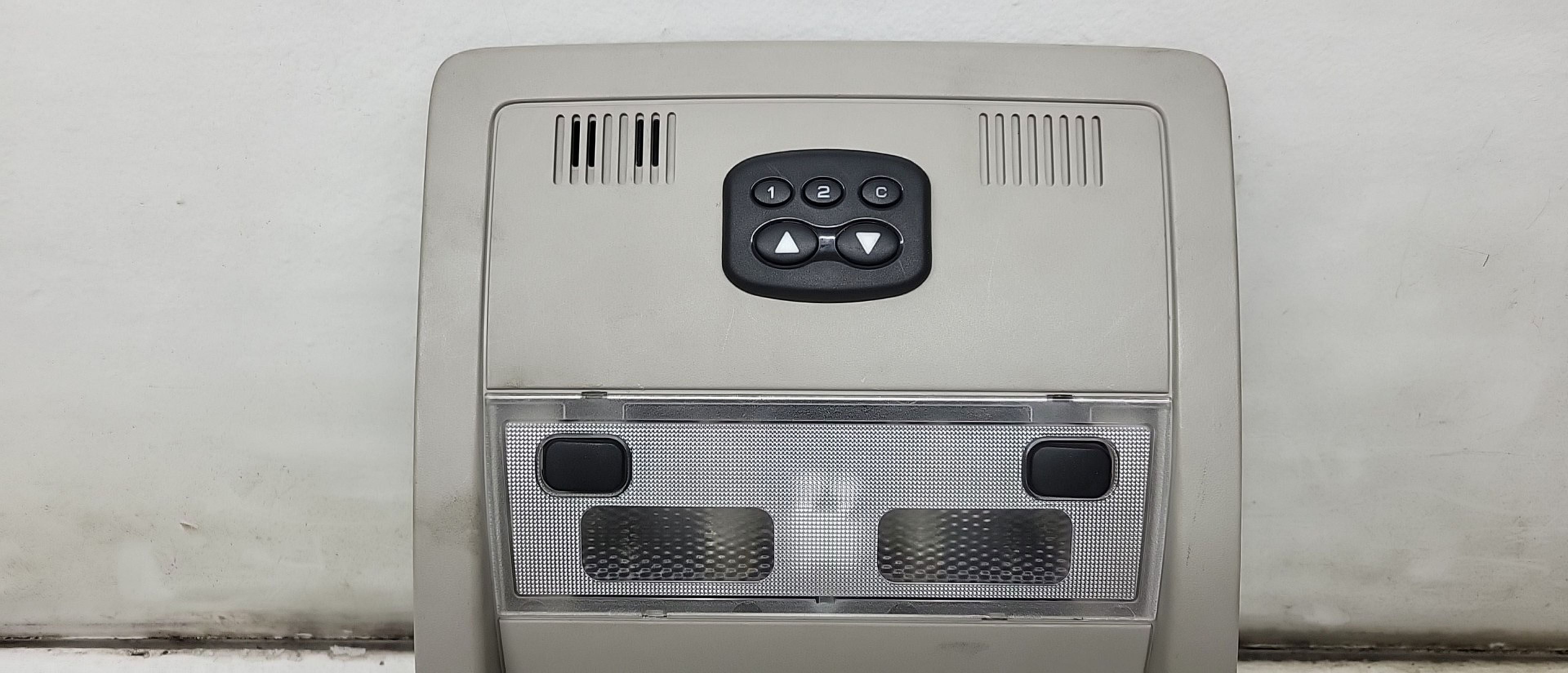 Pre-Owned Overhead with Sunroof Roof Console OEM 2007 GMC Yukon 07 Controls (Good)